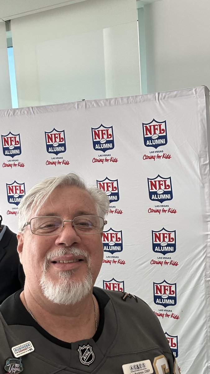 garybvegas's tweet photo. #HuddleupLV #NFLAVegas  having a great time at the huddle up https://t.co/IaluRSfRPV