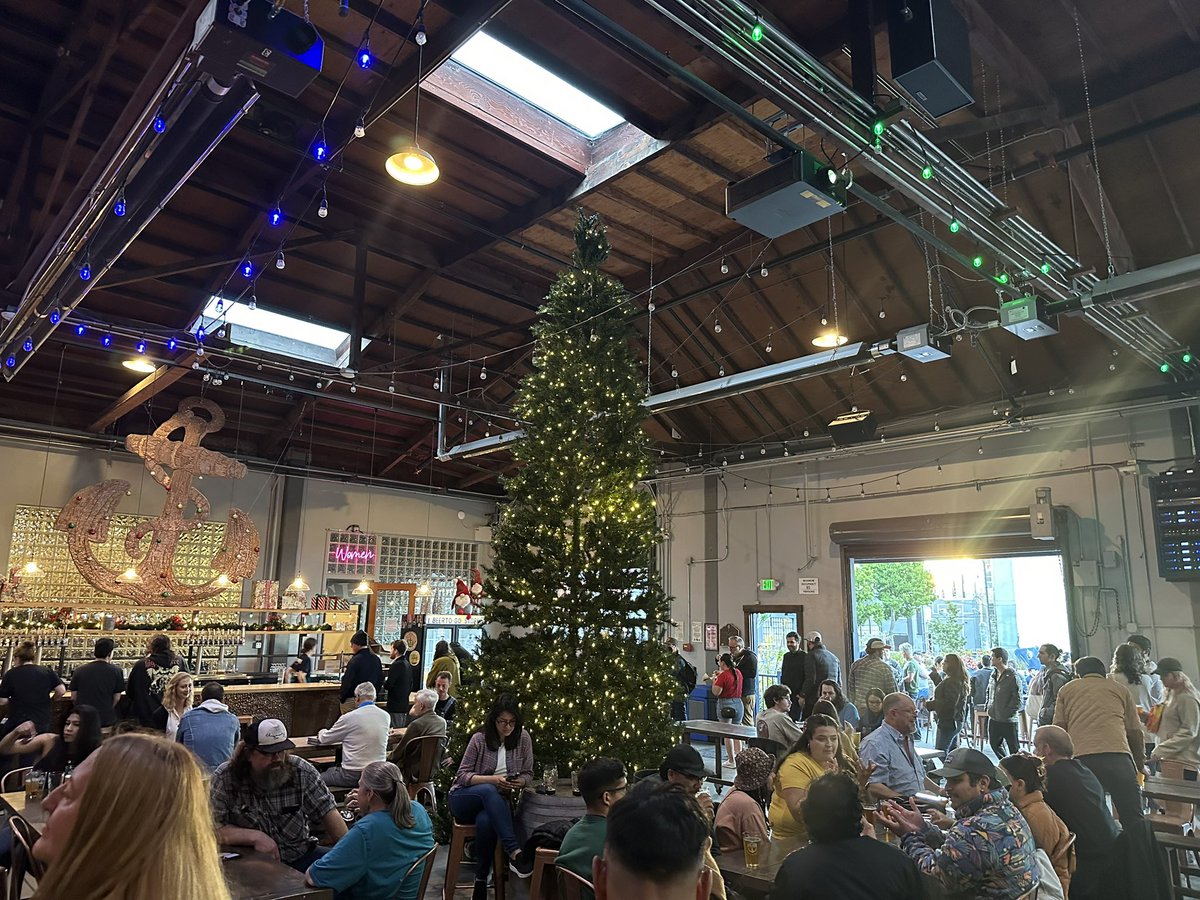 Anchor Brewing with lines out the door for the last (?) time. The pre-liquidation liquidation has begun. Hoping <a href="/AnchorBrewing/">Anchor Brewing</a> finds a buyer.