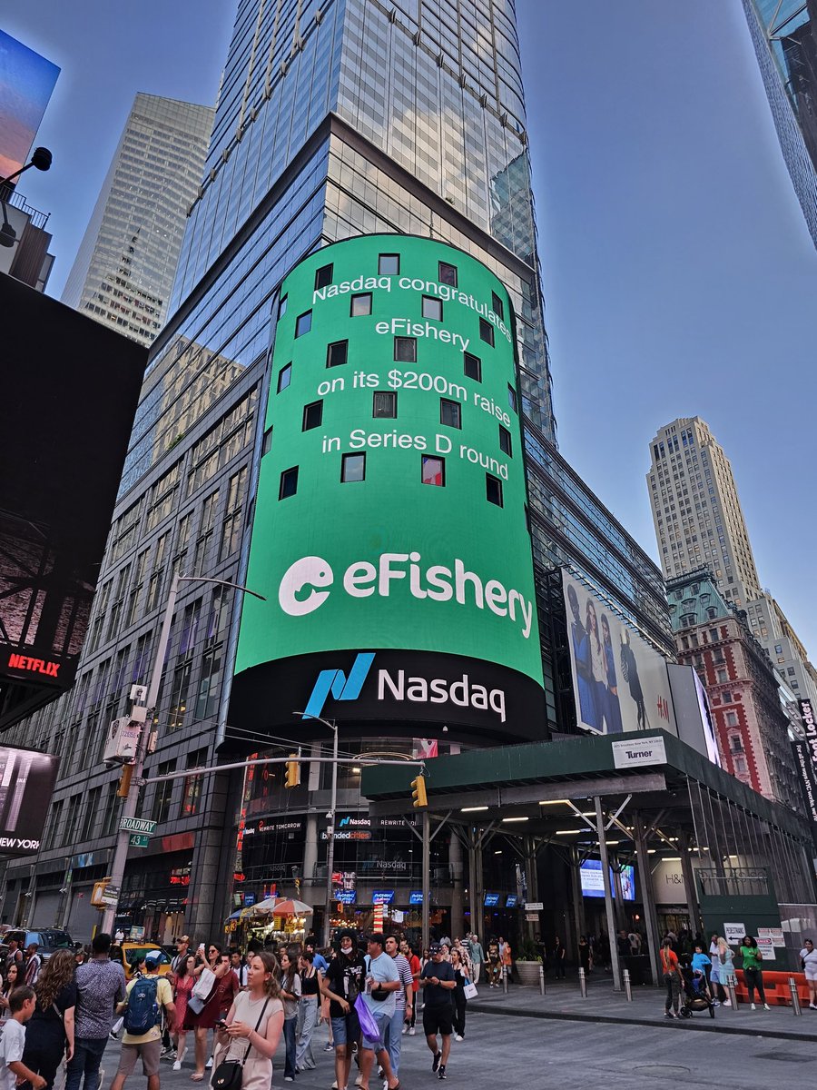gibranhuzaifah's tweet photo. Kalo kemarin NYSE, sekarang Nasdaq yang nyelametin, dan di Times Square. Kelihatannya keren banget ya, padahal dipikir-pikir, gitu weh dipajang di pengkolan. https://t.co/zAtn9KNcRE