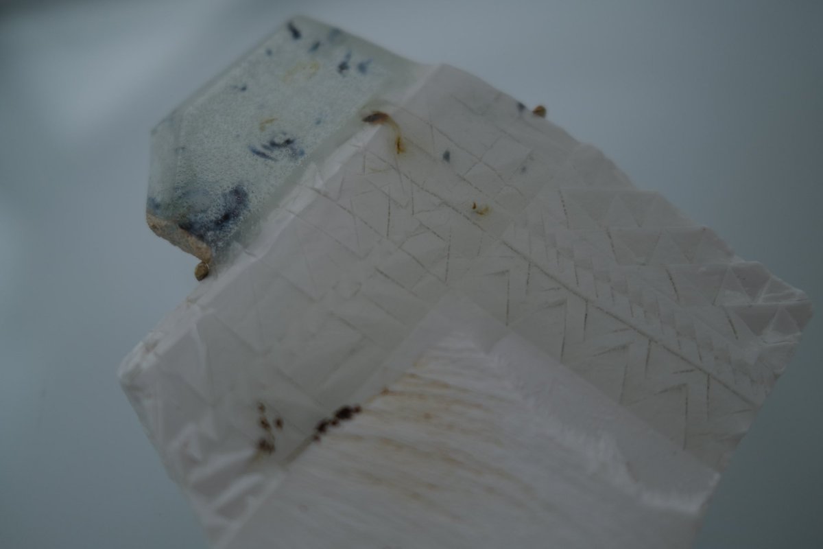 UUceramic's tweet image. porcelain object “private metamorphic rock” 100×110×20mm 2023.
来週からの函館の展示に出品します。
前回行ったとき、近くの海岸でとても大きくてきれいなメノウを見つけたので（写真4・5枚目）今回も探しに行こうと思っています。

#uuceramicjewelry #porcelain #ceramic  #potter