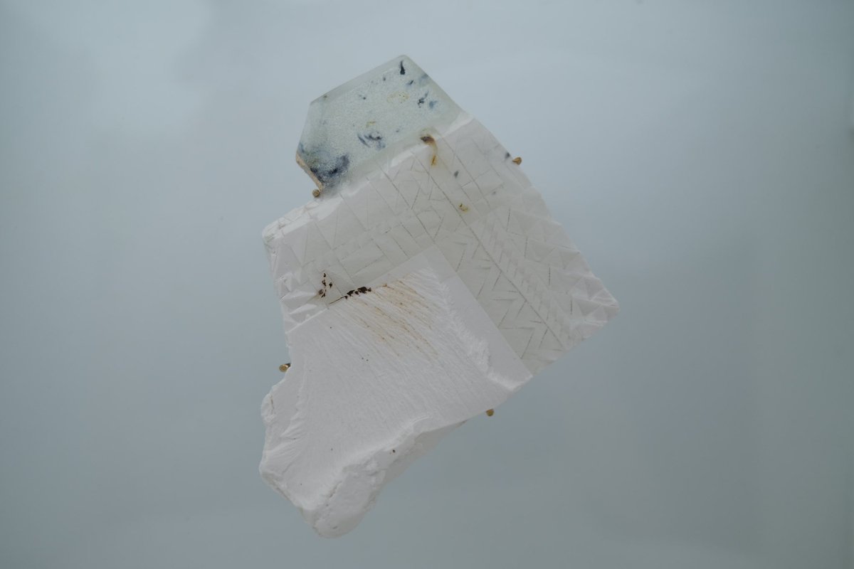 UUceramic's tweet image. porcelain object “private metamorphic rock” 100×110×20mm 2023.
来週からの函館の展示に出品します。
前回行ったとき、近くの海岸でとても大きくてきれいなメノウを見つけたので（写真4・5枚目）今回も探しに行こうと思っています。

#uuceramicjewelry #porcelain #ceramic  #potter