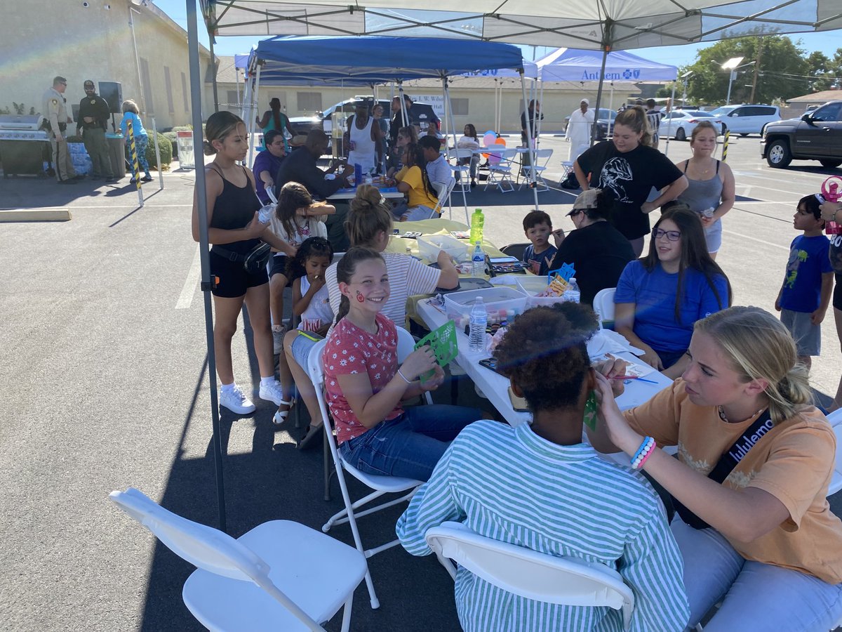 NealBerkey's tweet photo. #SummerOfHealing
Thank you ⁦@LVMPD⁩ and ⁦@LVMPDBAC⁩ for showing the community #LoveChangesThings

So many #Families are better as a result of it! https://t.co/IzL2601c6w