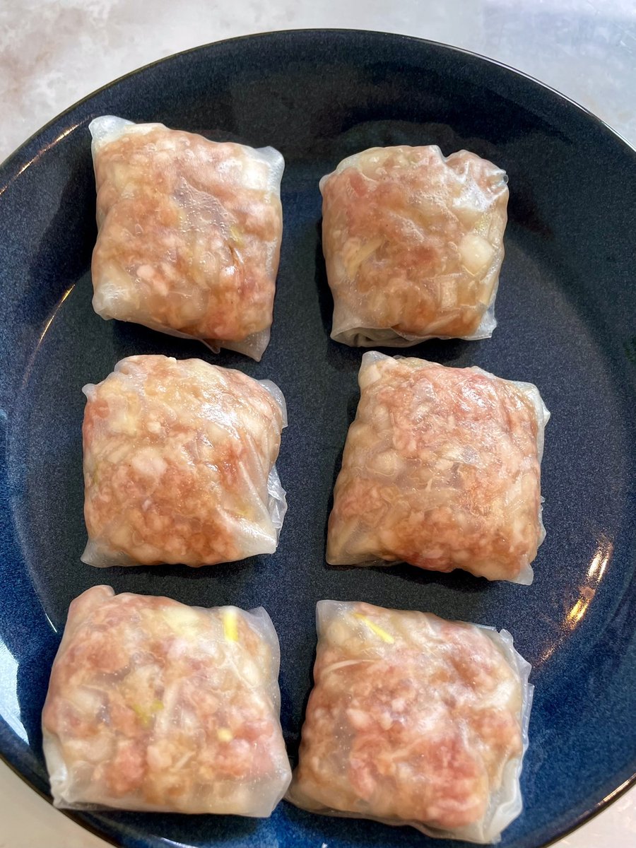 nnnchanpoyon's tweet photo. 生春巻きの皮で作る肉焼売、何度も作ってるけどもちもちジューシーでめちゃくちゃ旨いです、、、、🥺豚ひき肉、玉ねぎ、塩、ごま油、醤油オイスターソース、生姜にんにくチューブ混ぜて皮に包んでクッキングシート引いたフライパンで蒸し焼きするだけ。 https://t.co/PLMekXTE60