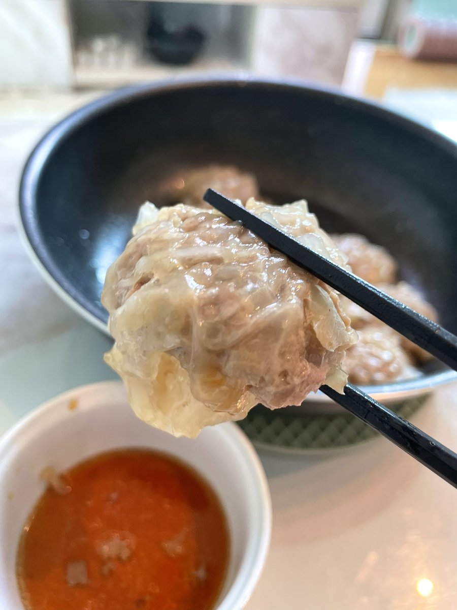 nnnchanpoyon's tweet photo. 生春巻きの皮で作る肉焼売、何度も作ってるけどもちもちジューシーでめちゃくちゃ旨いです、、、、🥺豚ひき肉、玉ねぎ、塩、ごま油、醤油オイスターソース、生姜にんにくチューブ混ぜて皮に包んでクッキングシート引いたフライパンで蒸し焼きするだけ。 https://t.co/PLMekXTE60
