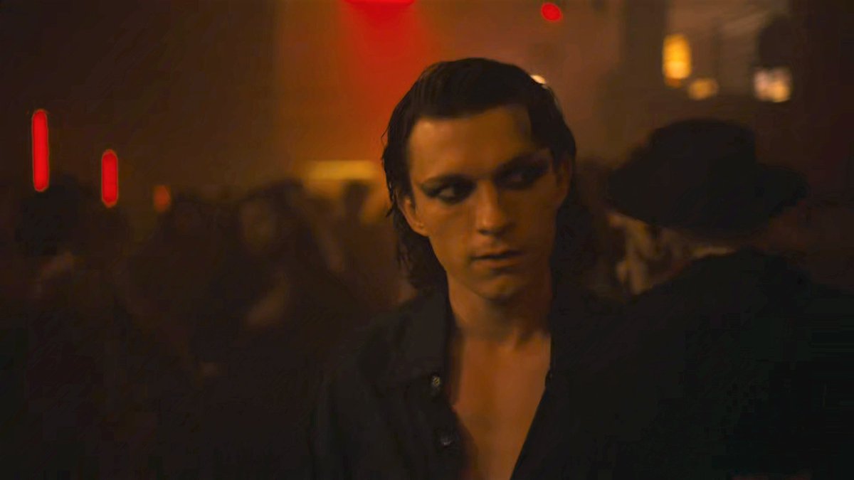 jojoannarvin's tweet photo. Tom Holland in slicked-back hair with eyeliner wearing an open-button 70s He SERVED and ATE DOWN I need it
#TheCrowdedRoom https://t.co/wsKDO7CE6k