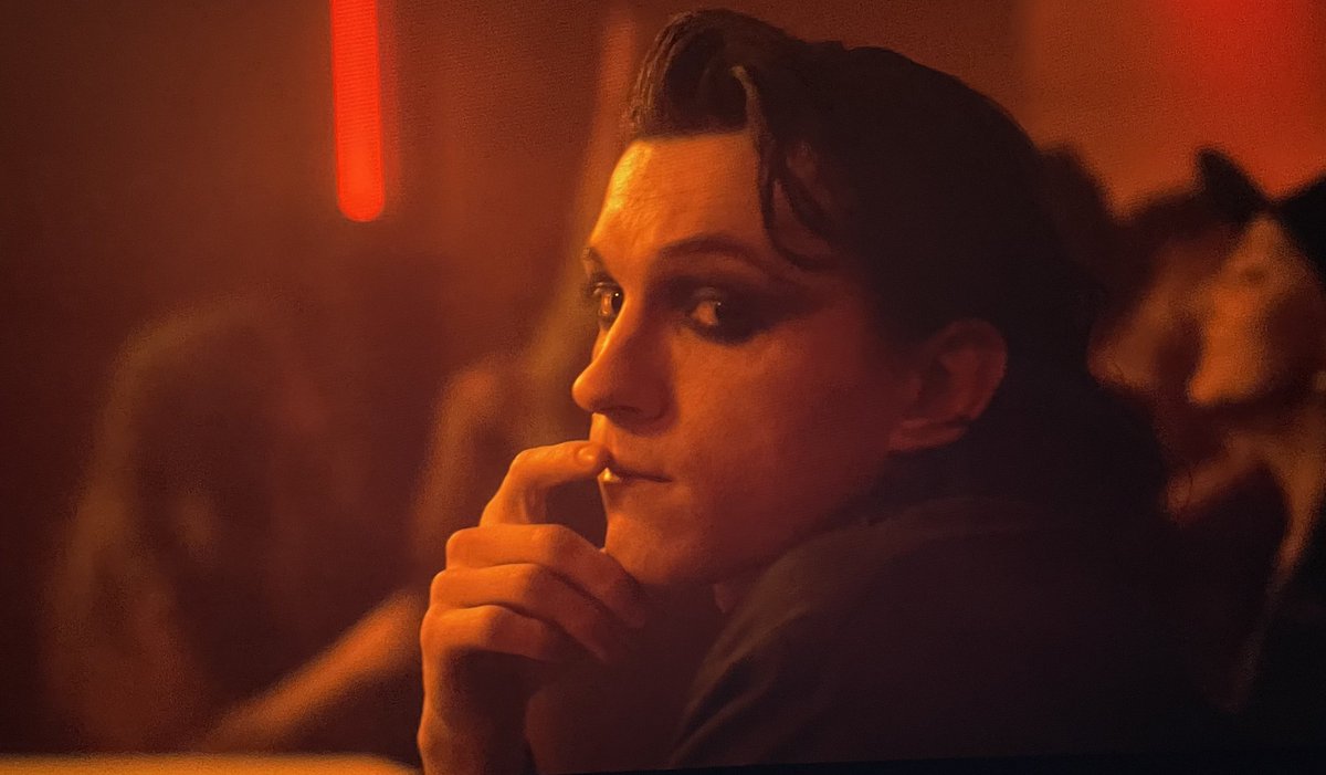 jojoannarvin's tweet photo. Tom Holland in slicked-back hair with eyeliner wearing an open-button 70s He SERVED and ATE DOWN I need it
#TheCrowdedRoom https://t.co/wsKDO7CE6k