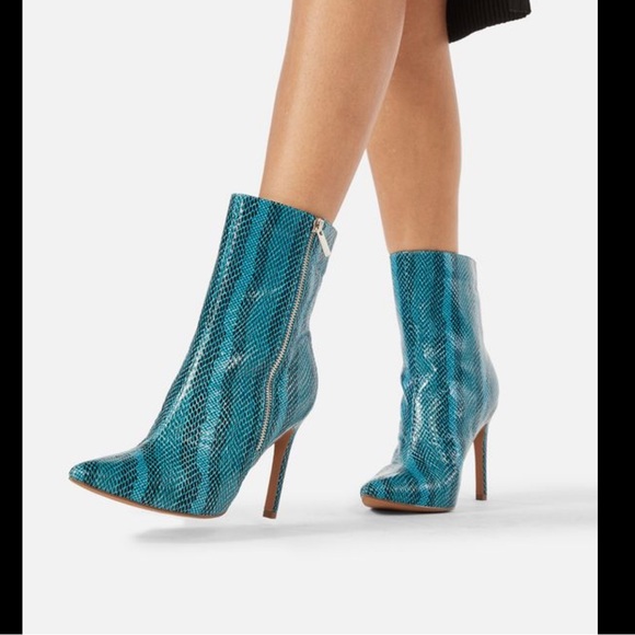 revivals_s's tweet photo. So good I had to share! Check out all the items I'm loving on @Poshmarkapp #poshmark #fashion #style #shopmycloset #bcbgmaxazria #blaine #wrangler: https://t.co/HpIGVWw6tQ https://t.co/6cyYrnI9ZH