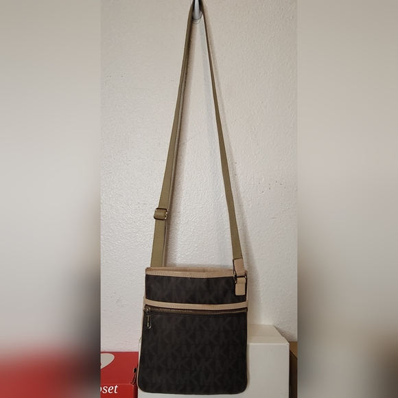 KCopying's tweet photo. So good I had to share! Check out all the items I'm loving on @Poshmarkapp from @KaysKloset2021 #poshmark #fashion #style #shopmycloset #burberry #michaelmichaelkors #francosarto: https://t.co/JUm75AWk1b https://t.co/Fup3R0y1vO