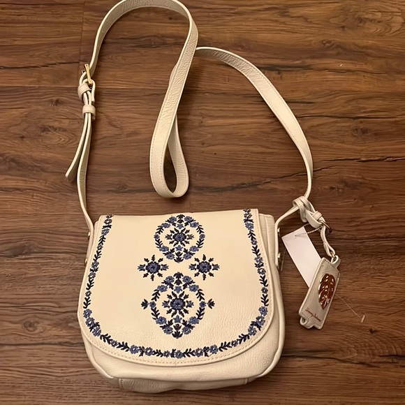 trendycircular's tweet photo. So good I had to share! Check out all the items I'm loving on @Poshmarkapp #poshmark #fashion #style #shopmycloset #tommybahama #torrid: https://t.co/Ix9kfBavpY https://t.co/DubVnXIbfA