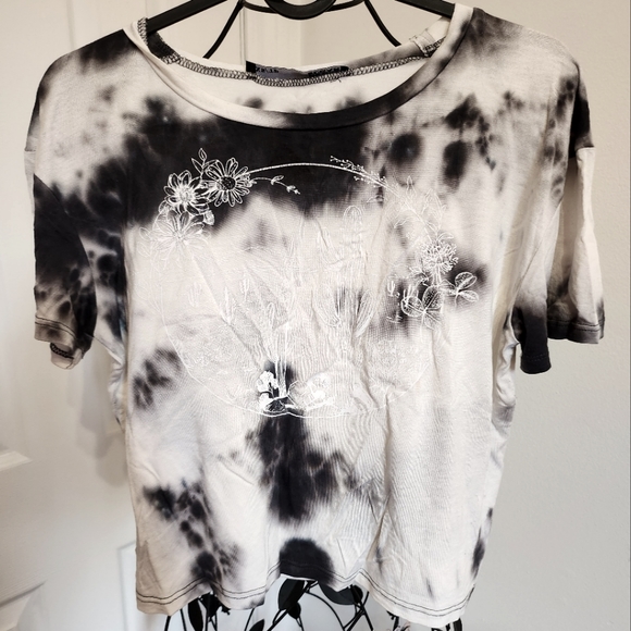 So good I had to share! Check out all the items I'm loving on <a href="/Poshmarkapp/">Poshmark</a> #poshmark #fashion #style #shopmycloset #bloomingjelly #none #rebelsugar: posh.mk/AOyvSaIvpBb