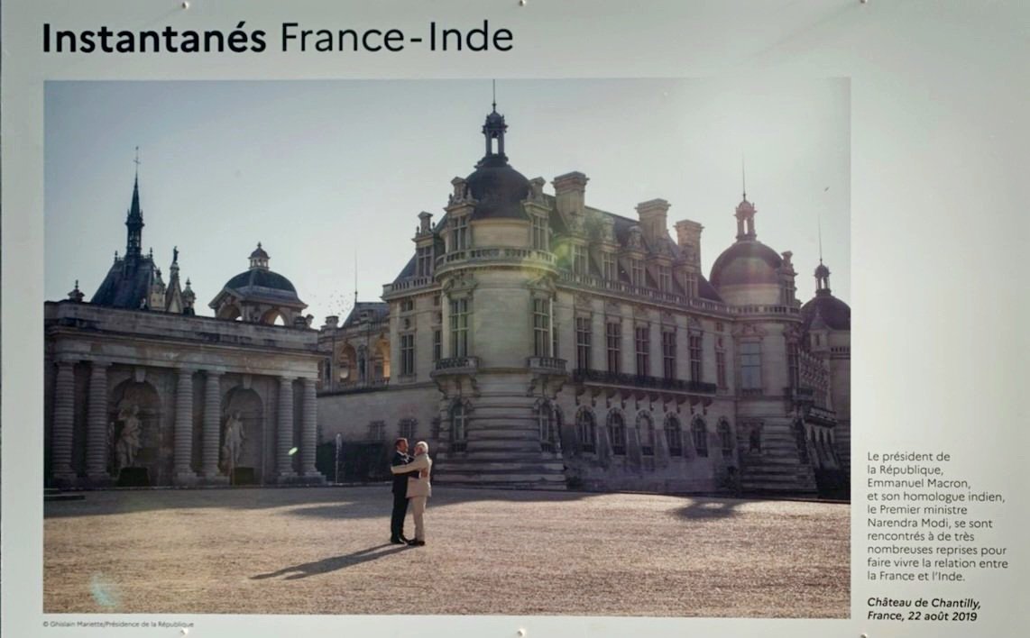 subyroy's tweet image. #ModiHug #ModiHugs in Paris... 😒🙄😒