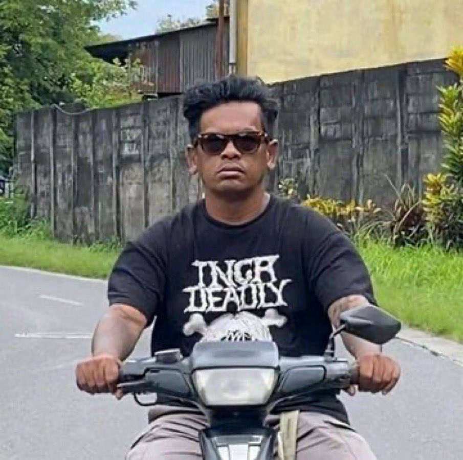 EO jaman sekarang harus berguru sama beliau, satu acara bisa dia handle sendiri semua, dan lancar. Dari Ticketing, MC, LO, Produksi, bahkan Parkir pun beliau juga running sendiri ketika hari H acara. Bapak Promotor Bawah Tanah Yogyakarta, The Almighty Joko No Problemo. ⚒️