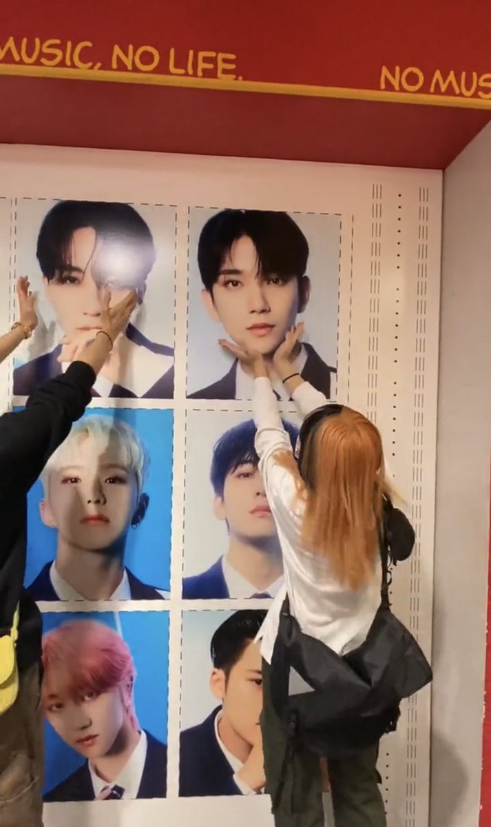 yjhanzone's tweet photo. this carat was taking pictures and there was a handsome “carat” there taking pictures too so they were thinking that he’s so handsome.. but it turned out to be jeonghan 😭😭 #정한 #JEONGHAN 

https://t.co/Ml8ywj9vrw https://t.co/HPD46qKPqP