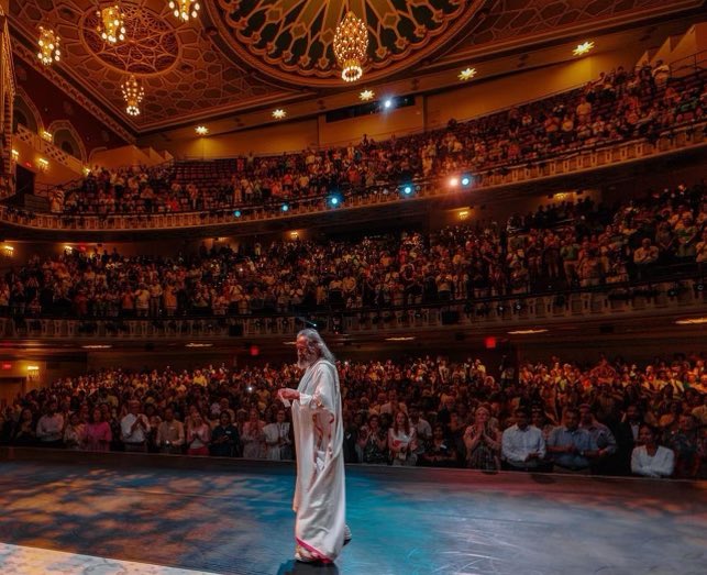 Gurudev's tweet photo. An undying smile, infectious enthusiasm, unwavering commitment to greater good and boundless energy are true signs of success. An evening of music, meditation and wisdom in the city that never sleeps. https://t.co/BdA3eVnXrU