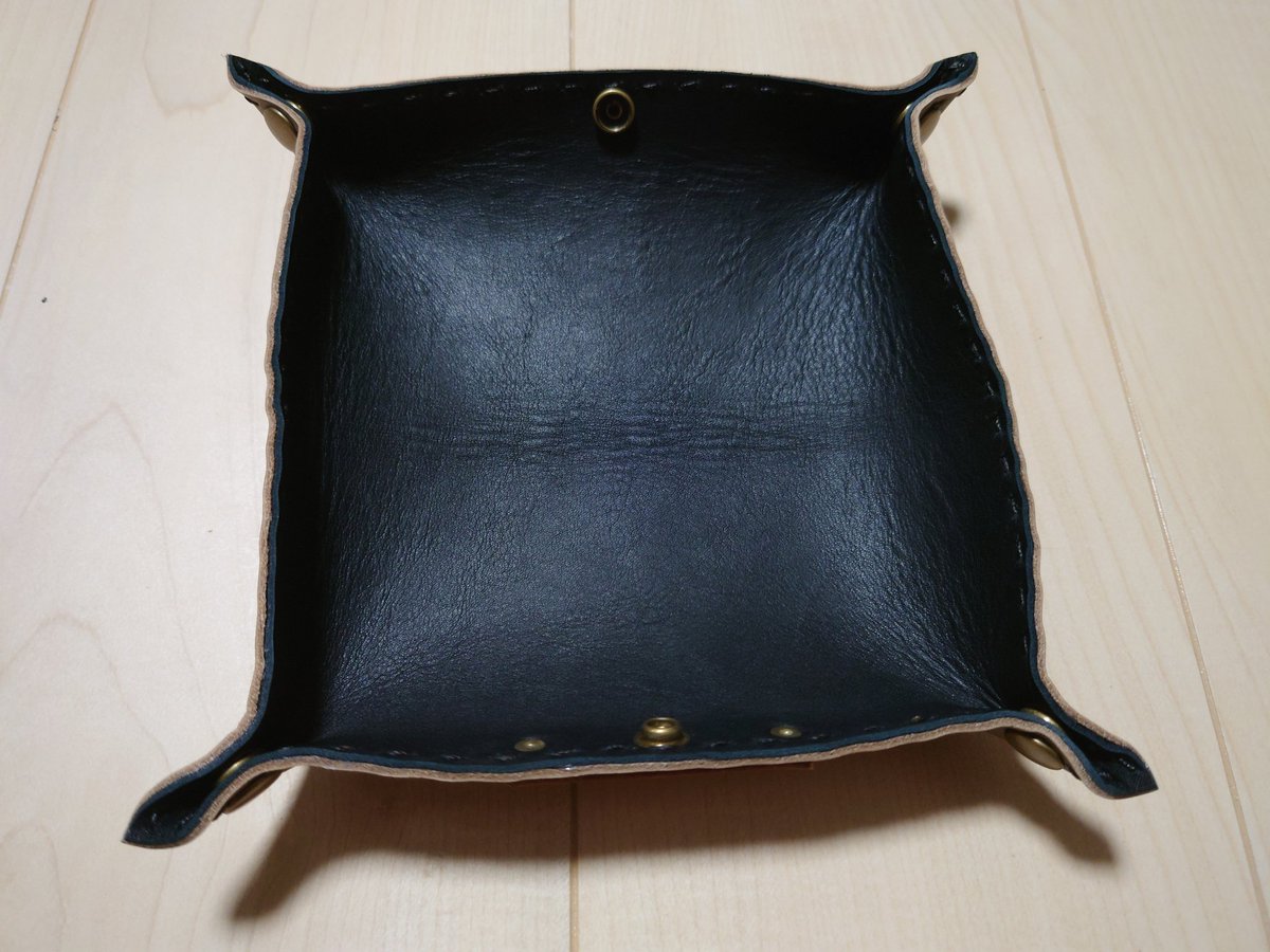 hati_saitama's tweet photo. @moose20181122さんで注文してた
2品が到着!
1つ目は、超絶カッコいいマッチケース✨
あとは私がマッチ付けれるように練習するだけw
2つ目は、畳めるレザートレイ✨
これは手に入るか分からなかったので
買えて本当に良かった(/ω\)
ちなみにジリス氏もすっぽりサイズでしたw
#moose
#Firesbox
#Leathertray
#リチャードソンジリス
