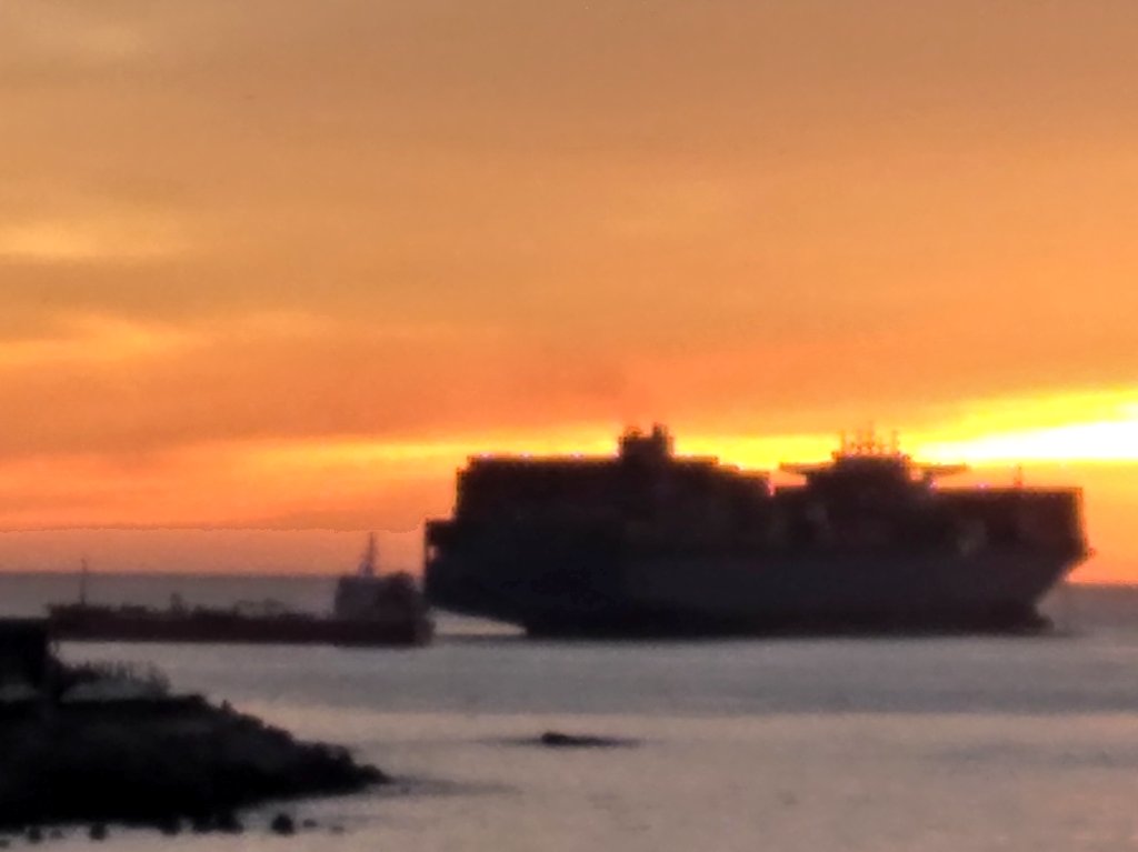Off_Valpo's tweet photo. @NicoleLayana @g5_noticias @ernestomolina85 @Controlvalpo @gmarconeweather @Sepulinares @twittcafechile @RedNoticiasVR @NoticiasValpoEx #arreboles al atardecer en #Viña_del_Mar desde la estación de #Recreo con nubosidad parcial alta #Cirrus_Spissatus y el portacontenedores #Hyundai_Júpiter 🇬🇧(GB) fondeado a la gira frente al Faro #Punta_Condell recargando combustible desde el petrolero #Agunsa_Capella 🇨🇱(CL) https://t.co/Fz7a10kMTo