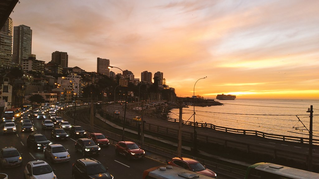Off_Valpo's tweet photo. @NicoleLayana @g5_noticias @ernestomolina85 @Controlvalpo @gmarconeweather @Sepulinares @twittcafechile @RedNoticiasVR @NoticiasValpoEx #arreboles al atardecer en #Viña_del_Mar desde la estación de #Recreo con nubosidad parcial alta #Cirrus_Spissatus y el portacontenedores #Hyundai_Júpiter 🇬🇧(GB) fondeado a la gira frente al Faro #Punta_Condell recargando combustible desde el petrolero #Agunsa_Capella 🇨🇱(CL) https://t.co/Fz7a10kMTo