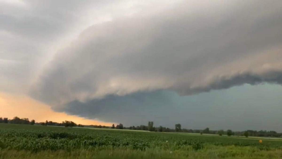 cathheroux's tweet photo. Un ciel menaçant ce soir à Trois-Rivières 
#troisrivieres #tornade #tornado https://t.co/RamNPLFp8J