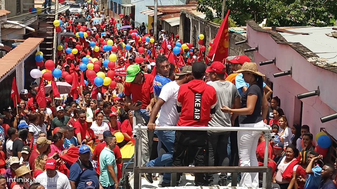 PSUVPazCastiIIo's tweet photo. Victor Julio González: Me quito el sombrero ante este pueblo comprometido con nuestro Pdte @NicolasMaduro, felicitaciones a todos, que orgullo pertenecer a esta Revolución, y nos iremos a las catacumbas a llevar nuestro mensaje de amor, alegría y paz. #UnionRevolucionaria https://t.co/shQaIRGwHh