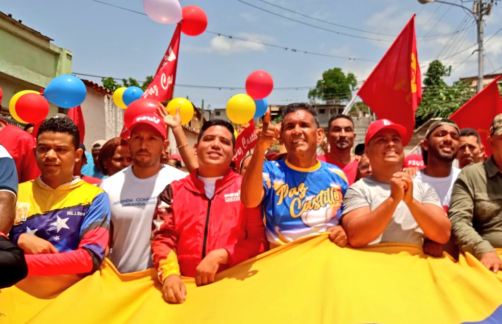 PSUVPazCastiIIo's tweet photo. Victor Julio González: Me quito el sombrero ante este pueblo comprometido con nuestro Pdte @NicolasMaduro, felicitaciones a todos, que orgullo pertenecer a esta Revolución, y nos iremos a las catacumbas a llevar nuestro mensaje de amor, alegría y paz. #UnionRevolucionaria https://t.co/shQaIRGwHh
