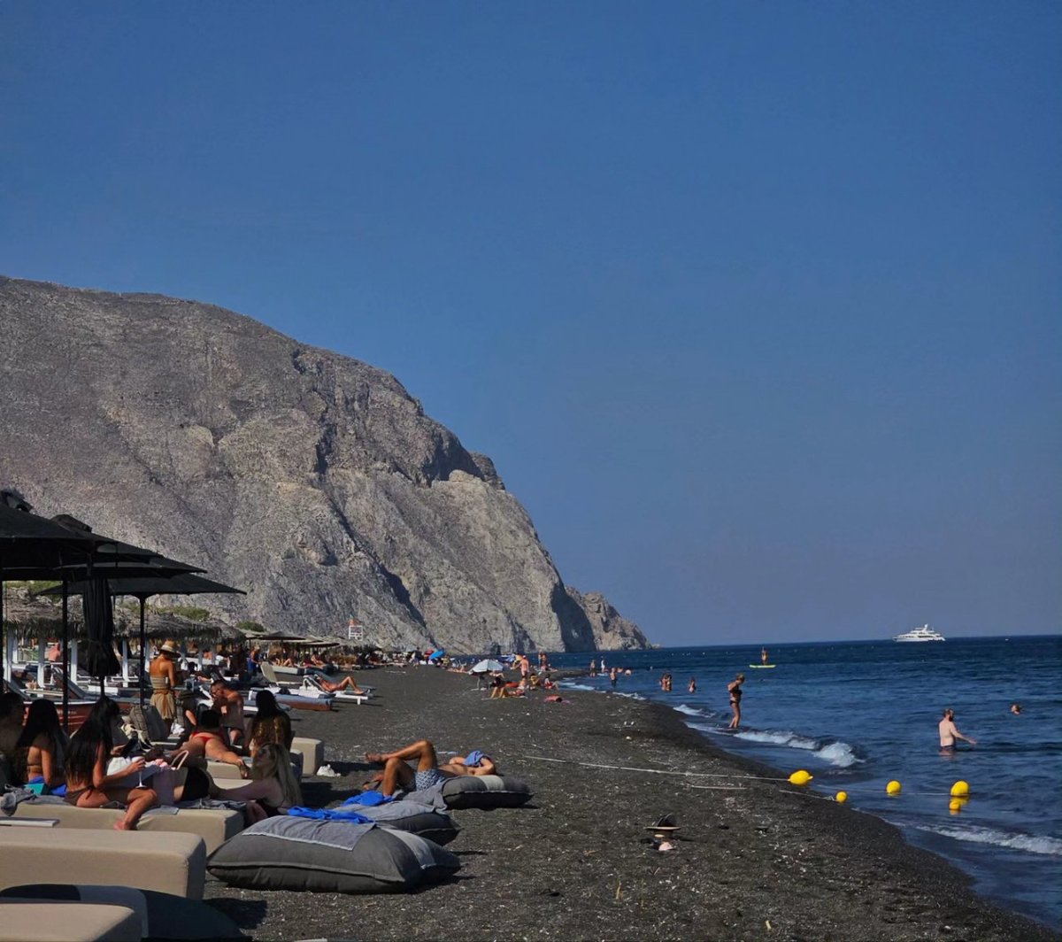 maisa's tweet photo. praia de areia preta 🇬🇷 https://t.co/2MtvQQXIsP