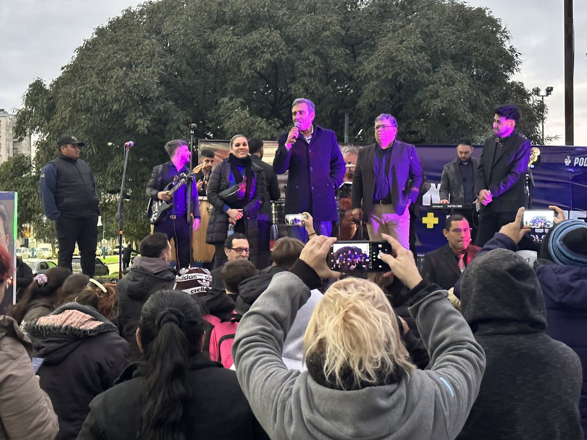 cachi_martinez's tweet photo. #Rosario Cerramos nuestra campaña junto a @Luis_Rubeo y @FerGigliani en el Fonavi Grandoli junto a vecinas y vecinos de este tradicional barrio del sur de la ciudad. #Conlospiesenlatierra #PODEMOSMAS 💪💪 https://t.co/NY8kkUIKgX