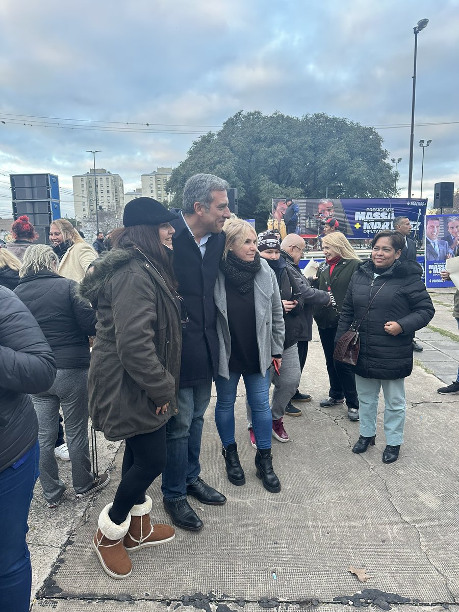 cachi_martinez's tweet photo. #Rosario Cerramos nuestra campaña junto a @Luis_Rubeo y @FerGigliani en el Fonavi Grandoli junto a vecinas y vecinos de este tradicional barrio del sur de la ciudad. #Conlospiesenlatierra #PODEMOSMAS 💪💪 https://t.co/NY8kkUIKgX