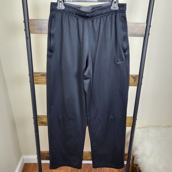 So good I had to share! Check out all the items I'm loving on <a href="/Poshmarkapp/">Poshmark</a> #poshmark #fashion #style #shopmycloset #dolcegabbana #nike: posh.mk/ntzNGuZDpBb