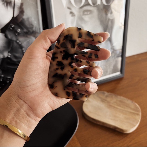 halverpk's tweet photo. So good I had to share! Check out all the items I'm loving on @Poshmarkapp #poshmark #fashion #style #shopmycloset #revoltsociety: https://t.co/sarFQMZ7r6 https://t.co/S4YresjF11
