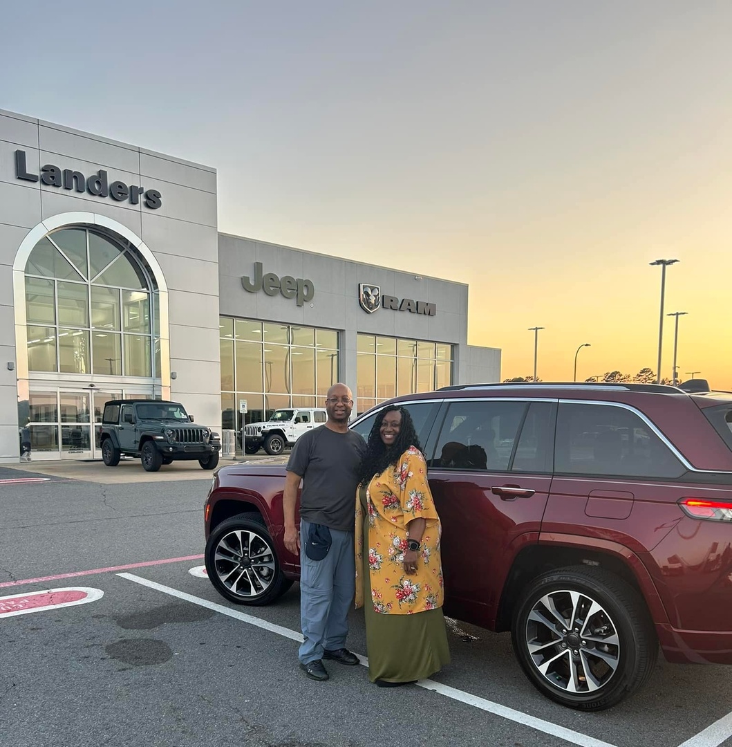 LandersCountry's tweet photo. 🌅🚗 The Dyers didn't let the sun set on this deal — they secured their 2023 Jeep Grand Cherokee! Congrats! 🎉🙌 
Claim yours: https://t.co/xtydVJdWgA 

📸: Salesperson Harry Smith https://t.co/s8kc5S5CU7
