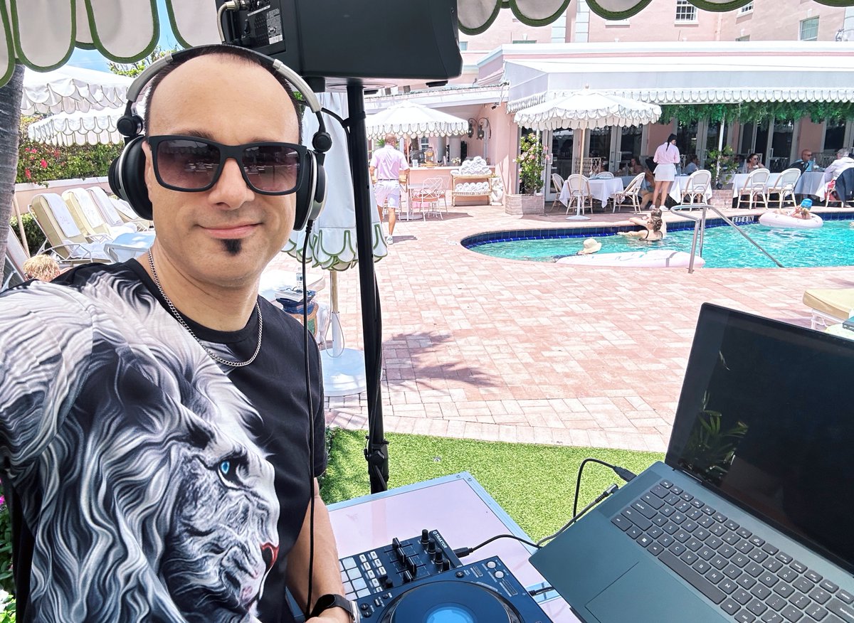 EdwardUnger's tweet photo. ๐๐ง๐ฅ Dive into the groove and let the music guide you! ๐ถ๐ฆ #PoolPartyVibes #EDMDJLife #BeachParty #ElectronicMusic #DJLife #PartyTime #PoolsideBeats #DJSet #EDMLifestyle https://t.co/LJsLvkdWIJ