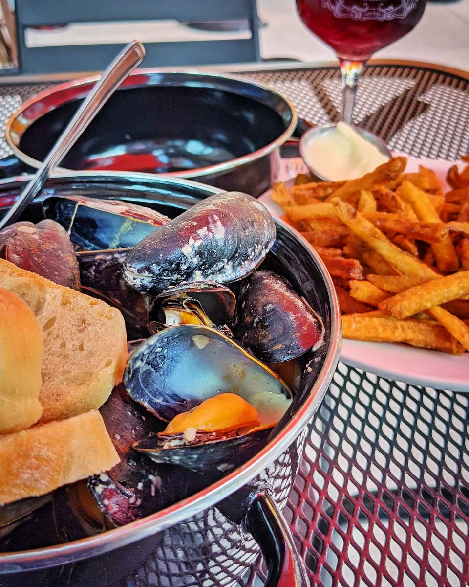 We believe every day can be #NationalFrenchFryDay if you really put your mind to it... though Lindz prefers her fries as a side with mussels. She just has to be difficult 😅

Though when the Modules Frites from #Peterborough's St Veronus are so good, it makes sense why 😉