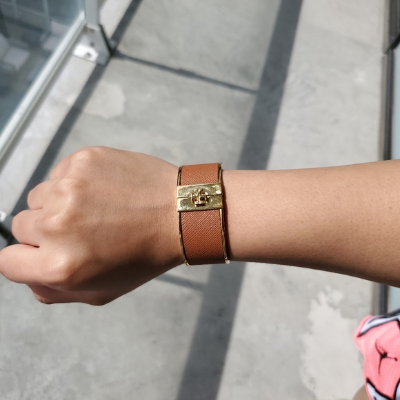 So good I had to share! Check out all the items I'm loving on <a href="/Poshmarkapp/">Poshmark</a> #poshmark #fashion #style #shopmycloset #toryburch: posh.mk/3UWkHIhEpBb