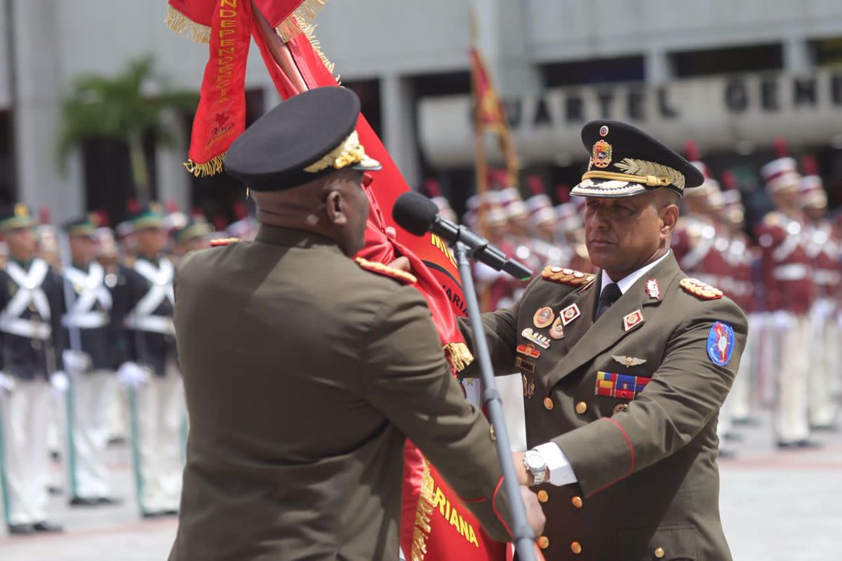 El día de hoy fueron entregados los estandartes invictos del Ejército Bolivariano, la Armada Bolivariana, la Guardia Nacional Bolivariana y la Milicia Bolivariana a sus nuevos y dignos Comandantes Generales para seguir manteniendo vigorosa a nuestra #FANB ¡Todo el compromiso!