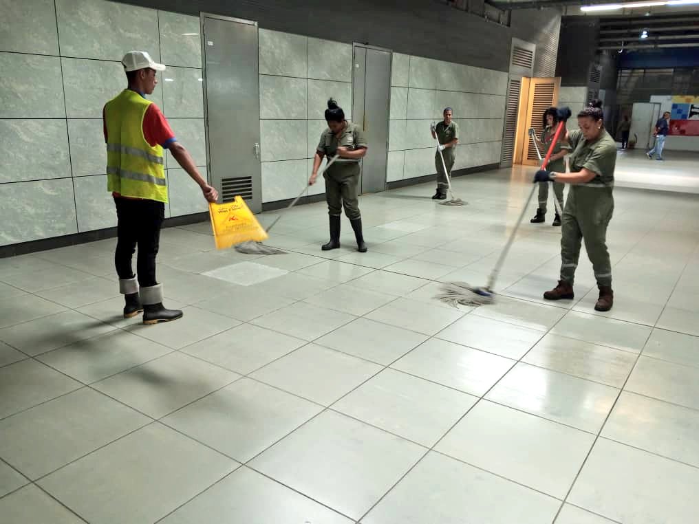 CAMETROVALENCIA's tweet photo. #13Jul||El plan de mantenimiento a las estaciones se sostiene gracias a las labores diarias del personal de #ServiciosGenerales que en esta oportunidad, se desplegó con el aseo y el desmanche de andenes en #Monumental y mezzanina de #FcoDeMiranda|| #UniónRevolucionaria https://t.co/cTzQLleIOH