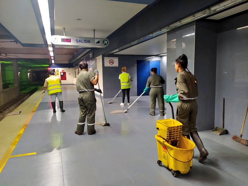 CAMETROVALENCIA's tweet photo. #13Jul||El plan de mantenimiento a las estaciones se sostiene gracias a las labores diarias del personal de #ServiciosGenerales que en esta oportunidad, se desplegó con el aseo y el desmanche de andenes en #Monumental y mezzanina de #FcoDeMiranda|| #UniónRevolucionaria https://t.co/cTzQLleIOH