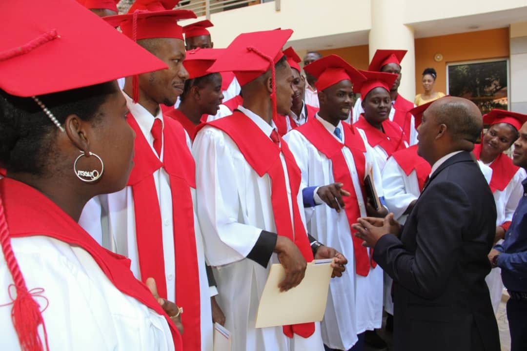 Nan Ayiti n ap viv la a a, jan leta kontinye ap trete ansyen yo la a .Eske yon pwofesè ta dwe kontinye anseye? Ki sa selon ou ki kapab motive yon pwofesè rete nan sistèm lan ?  
M rete kèk lo fèy pou m korije pou m remèt e se repons ou yo ki pral ede m deside sim dwe kontinye..