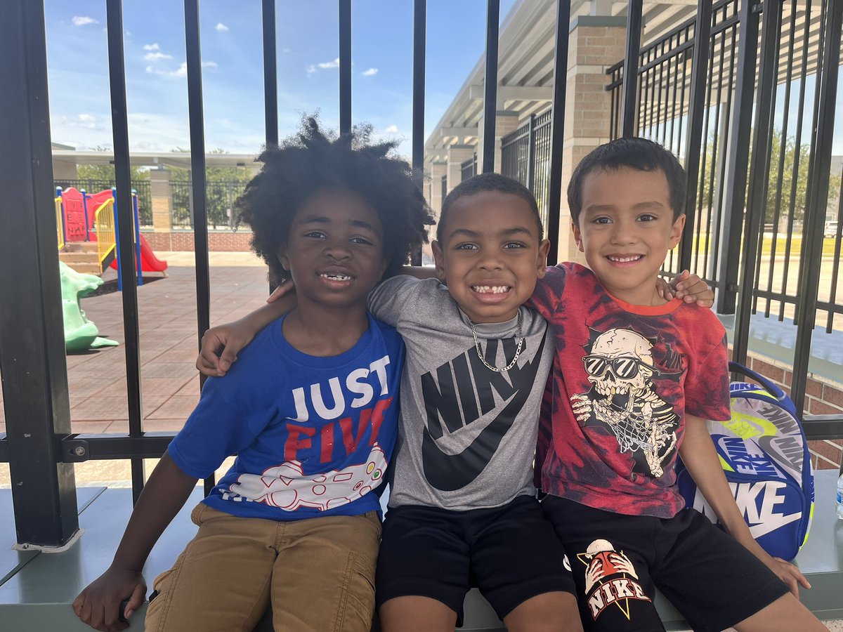 I love seeing the kids smile!!! @SISBPatriots students heading to 1st grade! They enjoyed their summer learning @SAFE21stCentury and their friendship grew stronger. @SpringISD #duallanguagelearner #positiveengagement #makinglearningfun