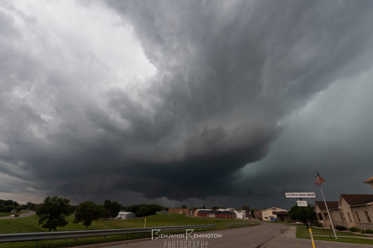 WxUnrated's tweet photo. Best photos from today's quick chase near Mayville, ND. Storm rapidly intensified as it approached the town, producing a brief funnel south of town before merging with another storm and weakening.  

@NWSGrandForks 

#ndwx #mnwx #nikon #StormHour https://t.co/jPvKP38l9N