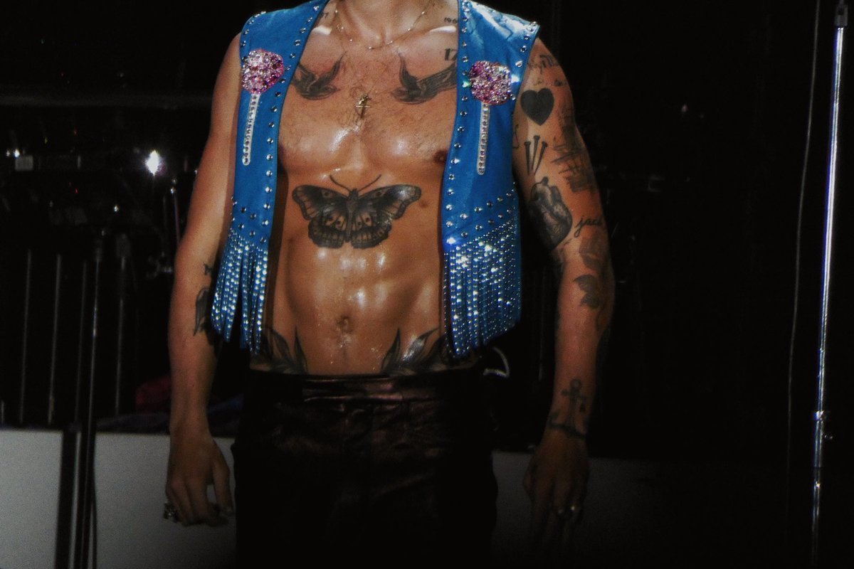 HSFEATURES's tweet photo. Harry Styles in Barcelona. I repeat: HARRY STYLES IN BARCELONA!!! https://t.co/jwUgB73riq
