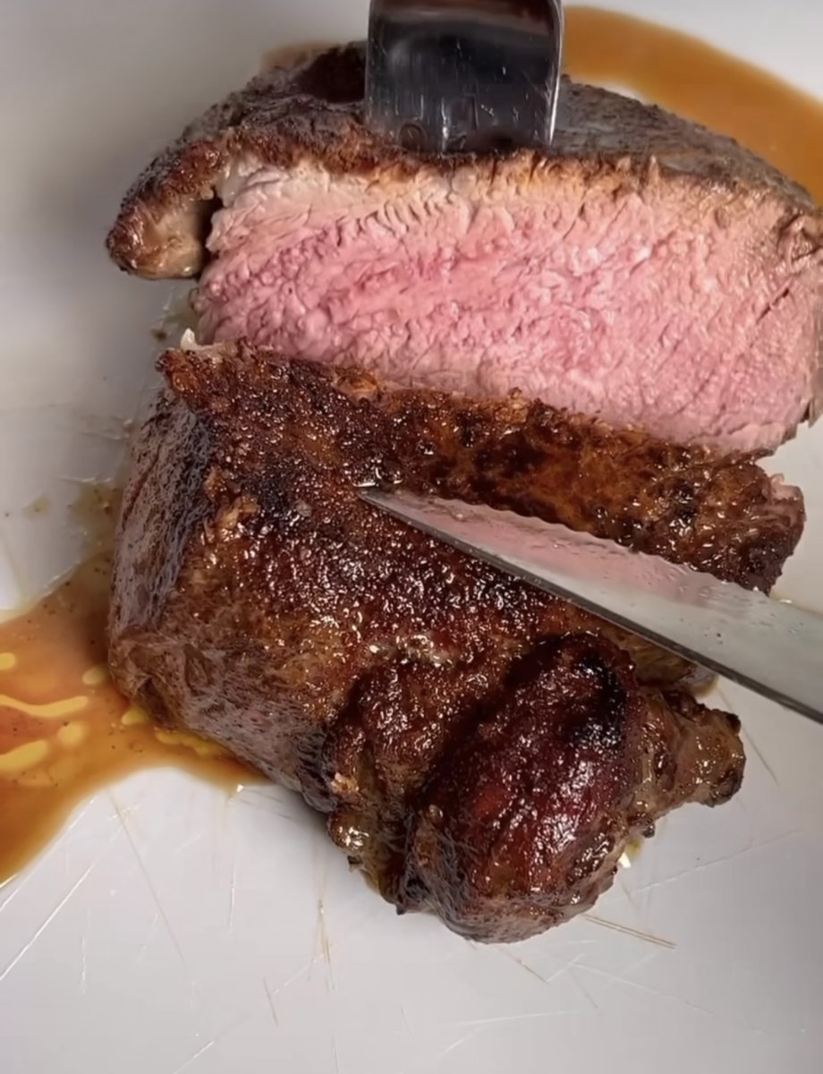 HungryAI_App's tweet photo. before and after ๐ rate this steak
#food #foodies #steak #mediumsteak #delicious #foodie #SaturdayMood https://t.co/VgxeWK7TvR