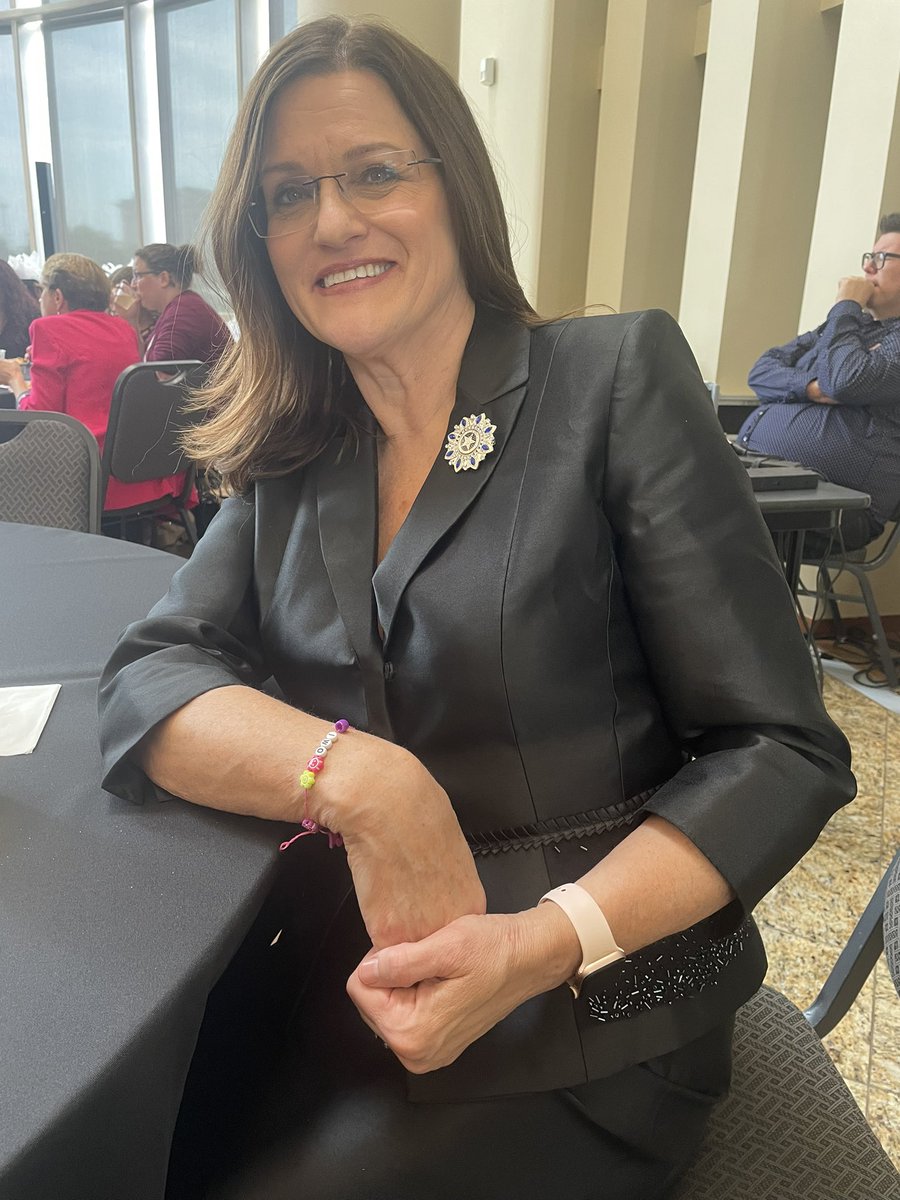 My sweet granddaughter Luna made me a special “Luna and Omi” bracelet for my event this evening! Thank you, @JournalRecord! #EmpoweringWomen2023