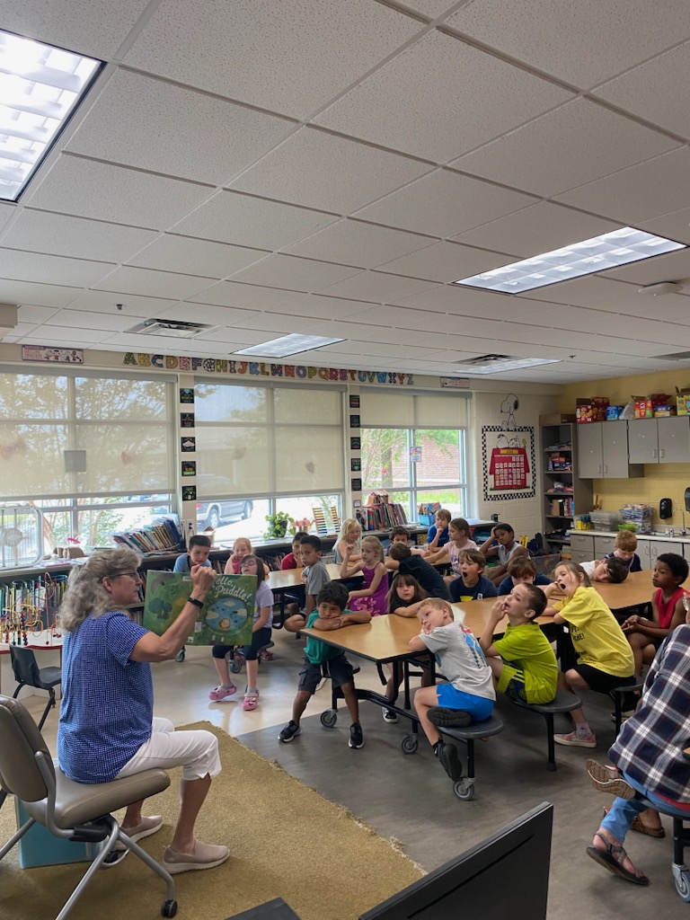 fmteducare's tweet photo. Ms. Kathy read some fun books to us πβ€οΈ #SheLovesBooks #SheIsHelpingUsWithOurSummerReadingGoals #HelloPuddle #TheWideMouthFrog πΈ#ReadToUs #2023SummerEducare @kathybrucehall https://t.co/Pl7uymw6OM