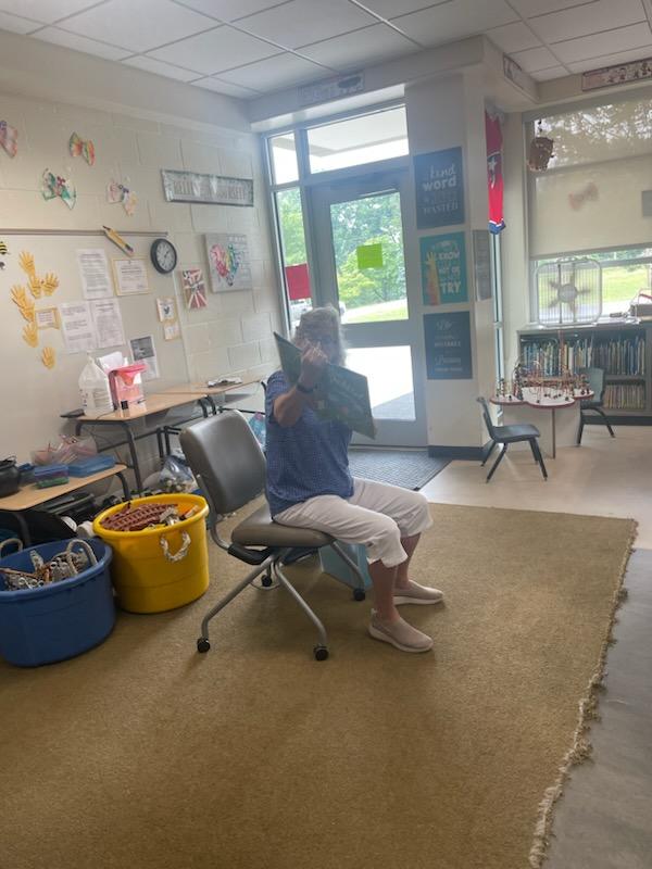 fmteducare's tweet photo. Ms. Kathy read some fun books to us πβ€οΈ #SheLovesBooks #SheIsHelpingUsWithOurSummerReadingGoals #HelloPuddle #TheWideMouthFrog πΈ#ReadToUs #2023SummerEducare @kathybrucehall https://t.co/Pl7uymw6OM