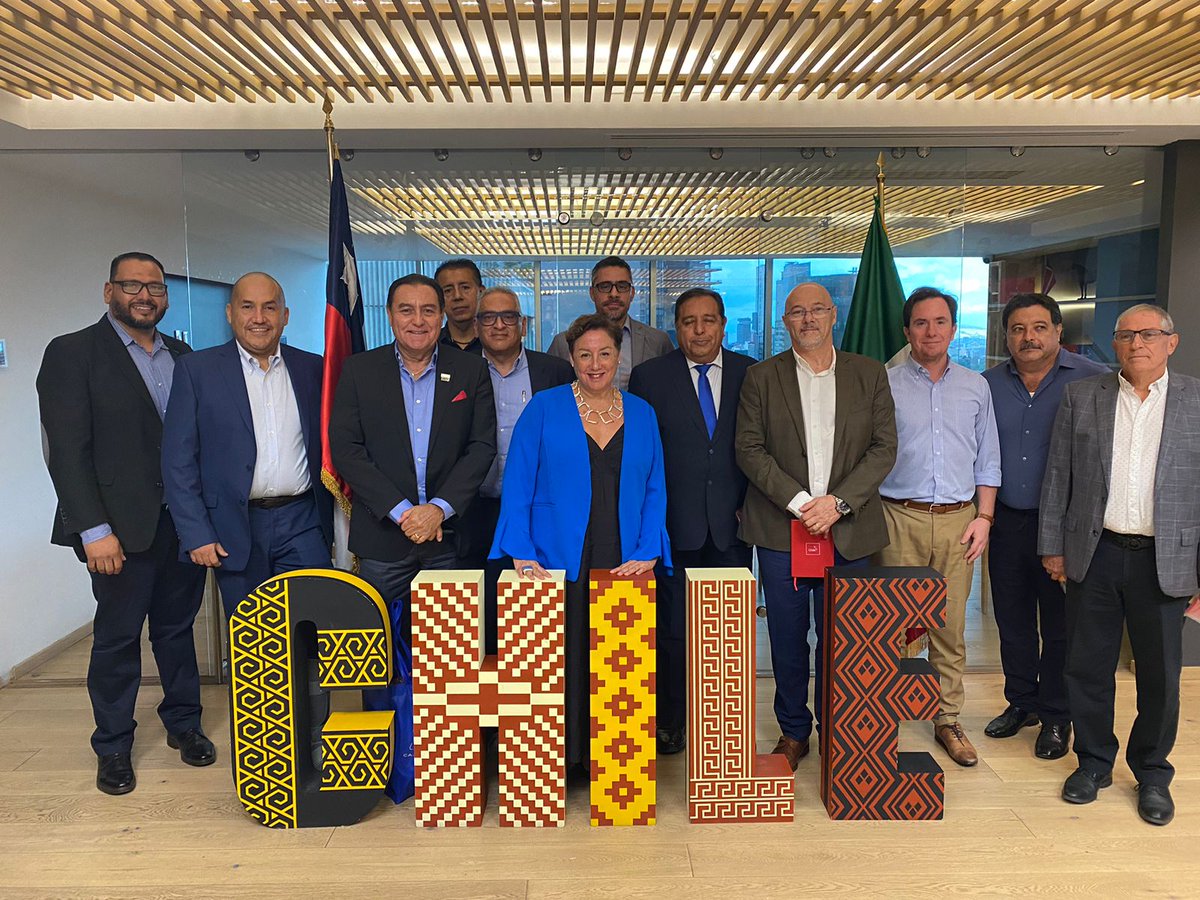 AAAPUMAC's tweet photo. El día de hoy nuestro Comité Local se reunió con representantes de la embajada Chilena en la #CDMX  para presentar la relevancia y el actuar de nuestra #Asociación en el puerto más importante de México.

#embajadadechile   #puertodemanzanillo   #Aduanas
#AgentesAduanales https://t.co/8gA0J6mhVz