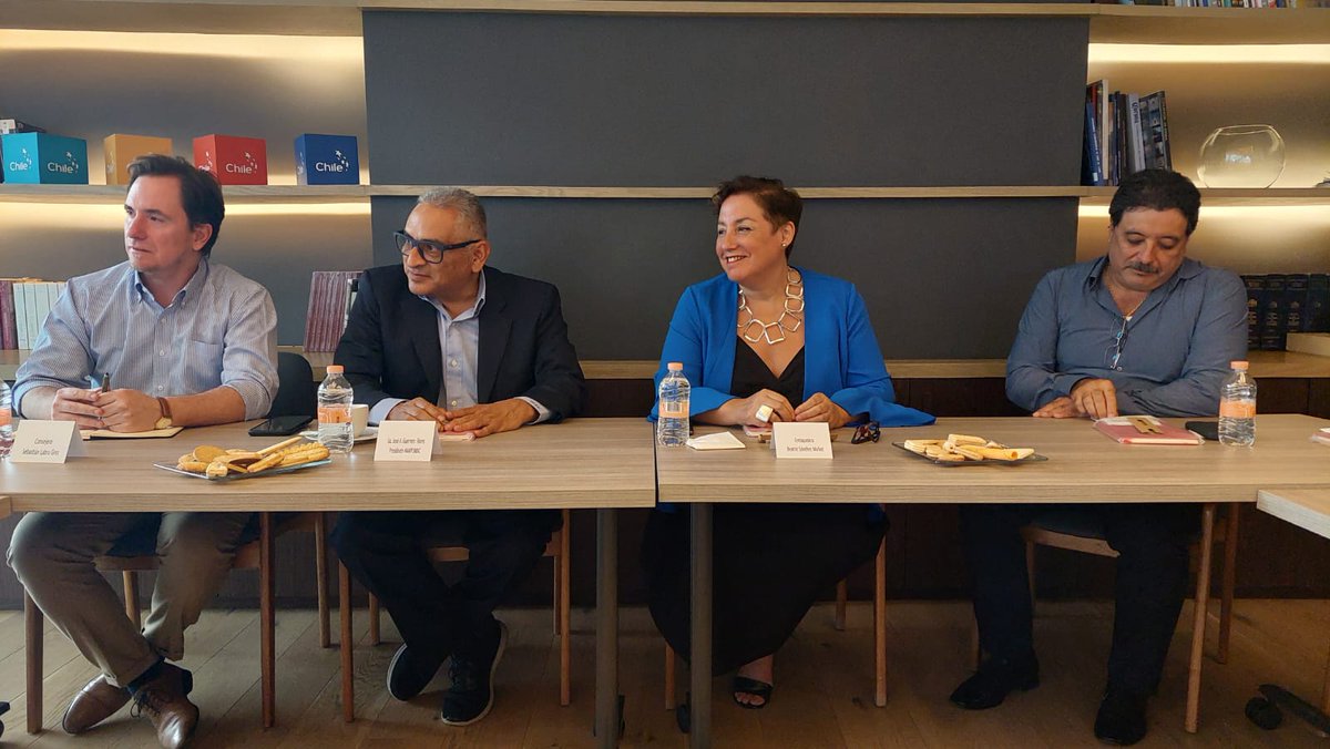 AAAPUMAC's tweet photo. El día de hoy nuestro Comité Local se reunió con representantes de la embajada Chilena en la #CDMX  para presentar la relevancia y el actuar de nuestra #Asociación en el puerto más importante de México.

#embajadadechile   #puertodemanzanillo   #Aduanas
#AgentesAduanales https://t.co/8gA0J6mhVz