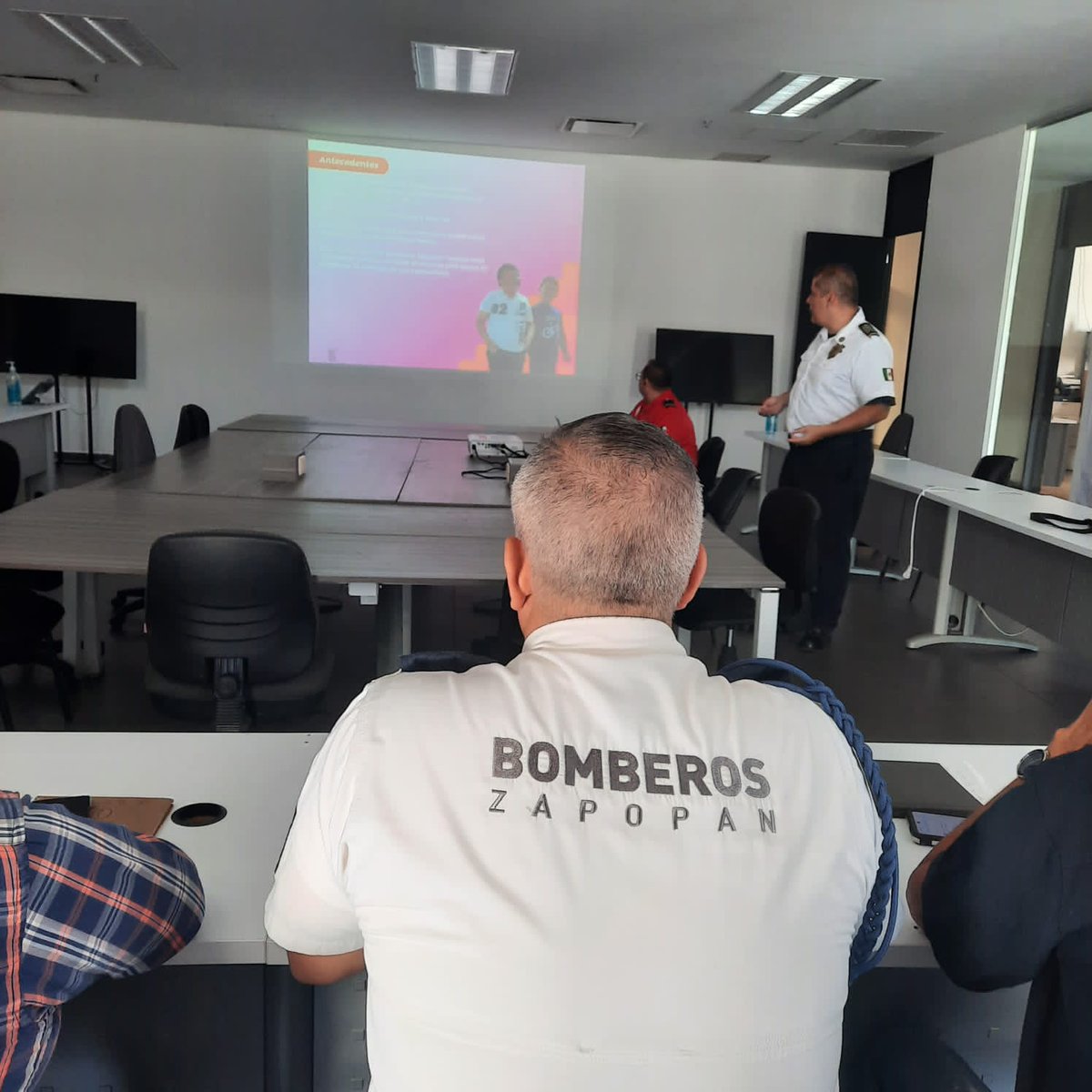 Aguilarjimene17's tweet photo. Me reuní con la mesa directiva y miembros de la Asociación Nacional de Profesionales en Protección Civil y Combate de Incendios #ANPCI.

Los invité a participar en la 8va Carrera Vertical donde tenemos el poder de ayudar a la niñez con quemaduras que atienden en el @HospitalCivil https://t.co/cAHuM8Kr2A