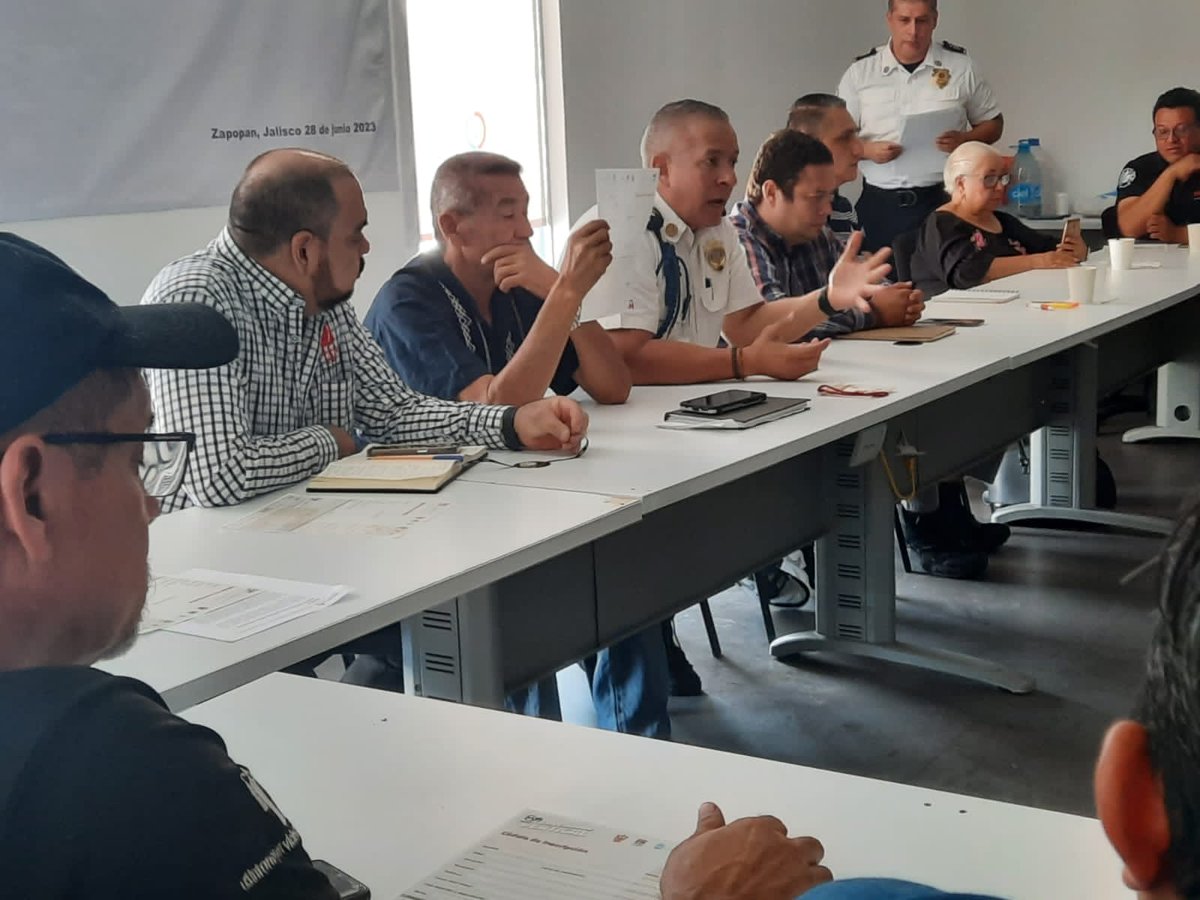 Aguilarjimene17's tweet photo. Me reuní con la mesa directiva y miembros de la Asociación Nacional de Profesionales en Protección Civil y Combate de Incendios #ANPCI.

Los invité a participar en la 8va Carrera Vertical donde tenemos el poder de ayudar a la niñez con quemaduras que atienden en el @HospitalCivil https://t.co/cAHuM8Kr2A