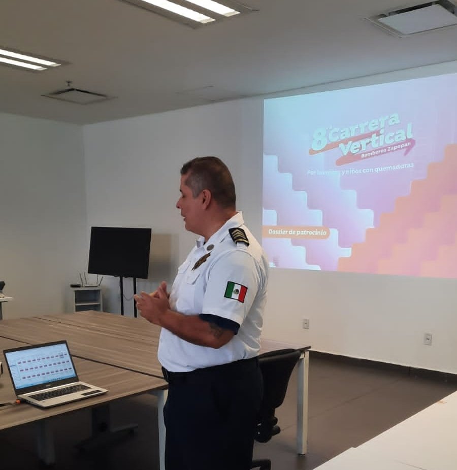 Aguilarjimene17's tweet photo. Me reuní con la mesa directiva y miembros de la Asociación Nacional de Profesionales en Protección Civil y Combate de Incendios #ANPCI.

Los invité a participar en la 8va Carrera Vertical donde tenemos el poder de ayudar a la niñez con quemaduras que atienden en el @HospitalCivil https://t.co/cAHuM8Kr2A