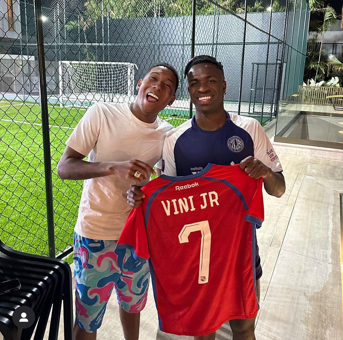 ¡Qué nivel!⚽️🇵🇦

El artista panameño @jorkanpa junto al jugador del Real Madrid Vinícius Jr.

#FutbolRPC